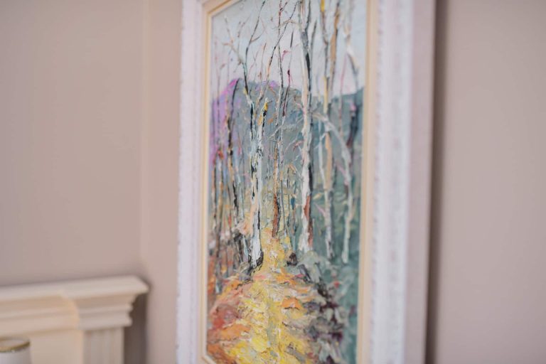 Discover the paintings that adorn certain areas of our hotel.